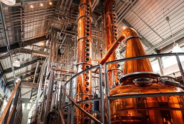 Interior of 酒厂 with copper pot and column stills